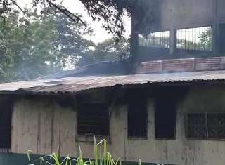 Las llamas consumieron gran parte del depósito y ocasionaron daños materiales considerables en la estructura del gimnasio.  /  Foto: Thays Domínguez