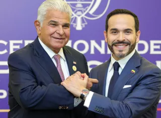 El presidente colombiano Abelardo de la Espriella y José Raúl Mulino estrechan sus manos. Foto: Cortesía