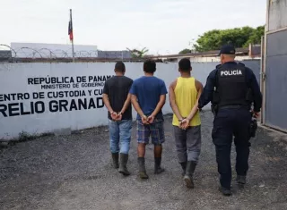 Los menores ahora están tras las rejas en el Centro de Custodia y Cumplimiento de Menores de David.  /  Imagen ilustrativa generada con IA