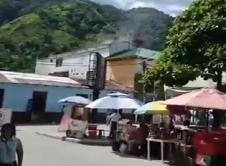 En un video publicado por la gobernadora se ve el humo que sale de una de las fachadas de la alcaldía, mientras que en otros se escuchan algunos disparos al aire. Foto. @AdrianaMatizTol 