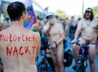 Quinientos ciclistas desnudos recorren Berlín para promover el nudismo