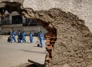 A La Guaira han llegado cerca de 210 voluntarios para limpiar los escombros. Foto EFE