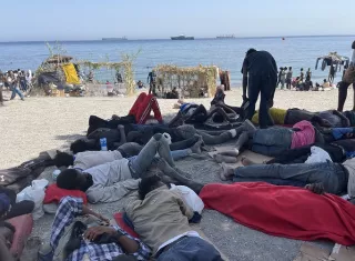Numerosos inmigrantes permanecen en la playa del Trampolín que se ha transformado en un asentamiento desde la entrada masiva registrada el 30 de julio en la ciudad española de Ceuta, fronteriza con Marruecos. Foto. EFE