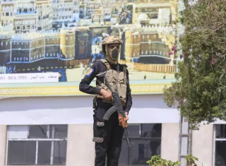 Un soldado hutí monta guardia en las inmediaciones del aeropuerto de Saná, en medio de un aumento de las tensiones, en Saná, Yemen