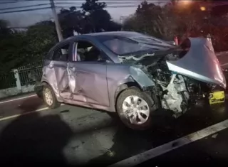 El conductor involucrado también resultó con lesiones, luego de que chocó el sedán.  /  Imagen Redes Sociales 