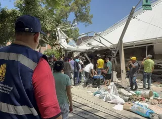 Integrantes de la Secretaría de Gestión del Riesgo de Cali y civiles buscan sobrevivientes en un edificio destruido por el terremoto de magnitud 7,4 que sacudió buena parte del territorio nacional, este lunes en Cali (Colombia). Foto. EFE