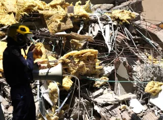 Edificación colapsada por el terremoto de magnitud 7,4 que sacudió esta mañana el país, este lunes en Cali (Colombia). Foto. EFE