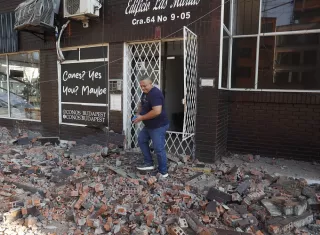 Varios edificios sufrieron daños considerables por el terremoto. Foto. EFE
