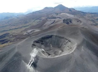 El Servicio Geológico descartó sin embargo que la emisión de ceniza del volcán Puracé tenga relación directa con el terremoto, cuyo epicentro fue en el departamento del Chocó. Foto. EFE