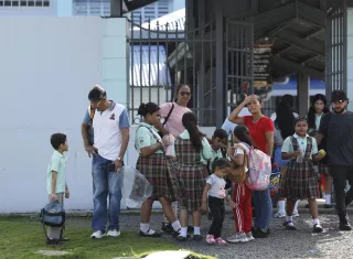 El Sistema Nacional de Protección Civil (SINAPROC) informó que sus equipos participaron en evacuaciones preventivas en estructuras críticas, entre ellas hospitales e instalaciones públicas.