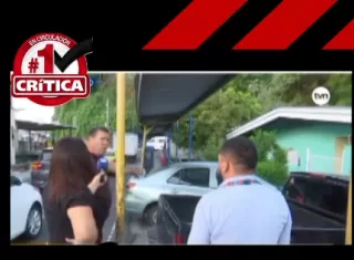 Uno de los afectados, visiblemente molesto, cuestiona dónde estacionara su carro. 