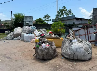 En el lugar fue constatada una considerable acumulación de desechos a cielo abiertoEn el lugar también fue constatada una considerable acumulación de desechos a cielo abierto.