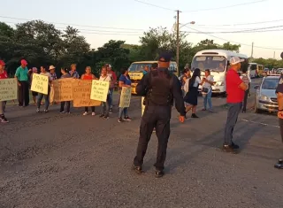 La protesta, protagonizada por residentes de Llano Grande, Los Siancas, Aclita y áreas vecinas, bloqueó temporalmente el tráfico para exigir la rehabilitación de camino. Foto. Melquíades Vásquez