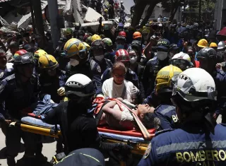 "Nos metimos ocho metros adentro, trabajamos sin parar. Verla a ella sonreír es la mejor sensación", relató a EFE uno de los bomberos que atendió la emergencia. Foto. EFE