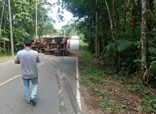 Sobre el pavimento quedó marcada la huella del frenado. Afortunadamente, el conductor del camión únicamente sufrió lesiones menores. Foto. Eric Montenegro