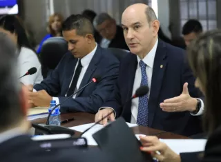 El ministro de Economía y Finanzas, Felipe Chapman sustenta el presupuesto general de la Nación para el 2027. 