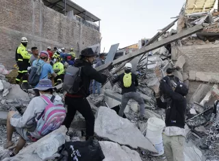 Los equipos de rescate buscan sin descanso entre los escombros a los centenares de personas que siguen desaparecidas y sobre las cuales las autoridades no tienen cifras consolidadas, como tampoco de muertos y heridos por esta tragedia, la peor de Colombia en este primer cuarto del siglo XXI. Foto. EFE