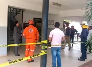 La directora regional del Ministerio de Educación (Meduca) en Herrera, Daysi Atencio, indicó que durante la revisión se determinó que una sección de la marquesina del plantel resultó comprometida. Foto. Thays Domínguez