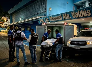 El hombre murió en la policlínica de Veranillo. / Fotocomposición generada con IA
