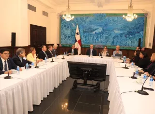 El Ejecutivo encabezado por el ministro de la Presidencia, Carlos Orillac presentó las reformas a los diputados.