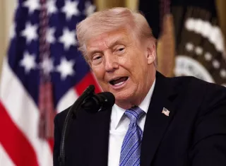 Los hechos ocurrieron el pasado 8 de julio, al término de la cumbre de la OTAN en Ankara, cuando Trump abordó ante las cámaras el Air Force One para dirigirse al Reino Unido, aunque minutos después agentes del Servicio Secreto lo sacaron del avión por el lado opuesto. Foto. Archivo