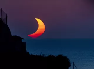 Vista del eclipse solar desde la localidad mallorquina de Banyalbufar. Foto. EFE
