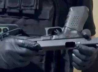Durante las diligencias, las autoridades ubicaron armas, documentos, armas y equipos tecnológicos relacionados con la investigación.