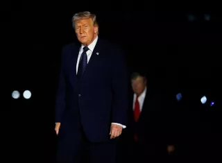 La demanda, en la que colaboran organizaciones relacionadas con la libertad de prensa y los derechos civiles, fue interpuesta en un tribunal federal de Nueva York y busca impedir que Trump y los empleados de la Casa Blanca desarrollen una "trama inconstitucional" para "monetizar" las publicaciones presidenciales en esa red social. Foto. Archivo