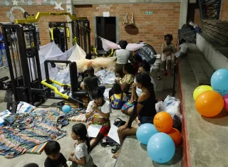 Damnificados por el terremoto de magnitud 7,4 del pasado lunes, descansan en un albergue este miércoles en Quibdó (Colombia). Foto. EFE
