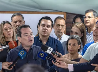 El grupo opositor venezolano Unión y Cambio exigió que el tema electoral sea "el primer punto de discusión" en los próximos encuentros del diálogo entre el chavismo y la oposición, cuyo primer ciclo finalizó el miércoles con acuerdos centrados en justicia. Foto. EFE