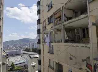En Manizales, capital del departamento de Caldas, las autoridades mantienen la evaluación de viviendas, edificios e infraestructura para determinar qué inmuebles pueden seguir siendo ocupados y cuáles representan un riesgo para la población. Foto. EFE