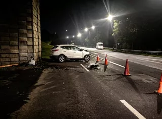 Camioneta quedó destrozada: hombre muere tras choque contra base de puente