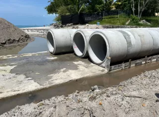 La Fiscalía de Ambiente inspeccionó una obra costera tras denuncias sobre trabajos en el cauce de una fuente hídrica y posible contaminación con aguas residuales.