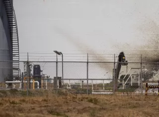 La explosión ocurrió cerca del parque de tanques y las primeras pesquisas apuntan a que algo pudo salir mal durante la desconexión de unas tuberías. Foto. @010fotograaf
