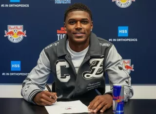 Mijahir Jiménez durante el acto de la firma del contrato con el New York Red Bulls.