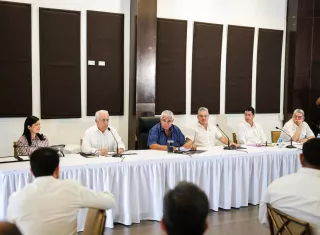 Los participantes del programa recibirán un aporte estatal de $300 mensuales, complementado por el sector privado, durante una experiencia de tres meses, según se informó en el encuentro, en el que participó el mandatario
