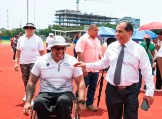  Vega conversó con directores, padres de familia y estudiantes, a quienes instó a continuar apoyando el talento y la disciplina deportiva. 