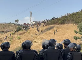 Las fuerzas de seguridad marroquíes interceptan a inmigrantes irregulares que quieren pasar a la ciudad española de Ceuta desde Castillejos. Foto. EFE