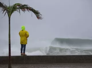 Lala se convierte en huracán y se aproxima a Hawái con riesgo de tocar tierra