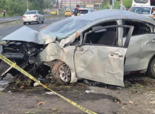La parte frontal del vehículo quedó destrozada. Foto: Cortesía 