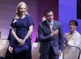 La primera dama de Ecuador, Lavinia Valbonesi,  fue sometida a una intervención de emergencia debido a una complicación durante su embarazo y que, "lamentablemente, el bebé falleció.