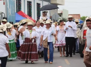 La pareja estuvo acompañada por empolleradas, hombres ataviados con el tradicional montuno ocueño, integrantes del patronato e invitados especiales. Foto. Thays Domínguez