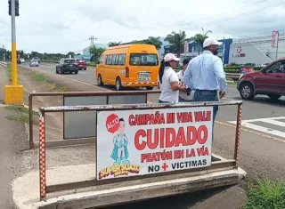 Por años ha reclamado una solución ante el constante riesgo que corren estudiantes, adultos mayores y trabajadores al cruzar entre vehículos a alta velocidad. Foto. Melquíades Vásquez