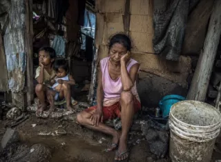 La comarca Emberá registró una disminución de 16 puntos porcentuales, seguida de Bocas del Toro, con una reducción de 9.9 puntos, y la comarca Ngäbe Buglé, con 7.9 puntos.
