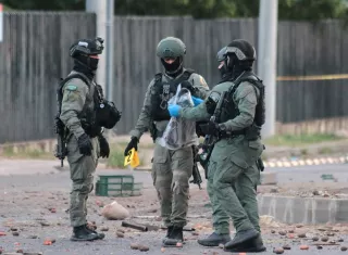 El presidente de Colombia, Abelardo de la Espriella, condenó el secuestro y aseguró que ordenó desplegar "todas las capacidades de la Fuerza Pública" para encontrar a los tres policías, devolverlos sanos y salvos y capturar a los responsables. Foto. EFE