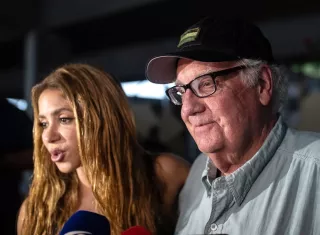 La cantante colombiana Shakira habla junto al filántropo estadounidense Howard Graham Buffett, visitaron una de las zonas devastadas por el terremoto de magnitud 7,4 en Quibdó (Colombia). Foto. EFE