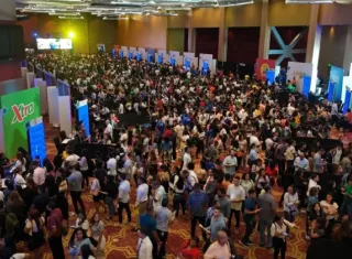 Durante 2025, la primera gran feria reunió a más de 234 empresas y ofreció inicialmente unas 3,200 vacantes, con una asistencia superior a 15,000 personas.