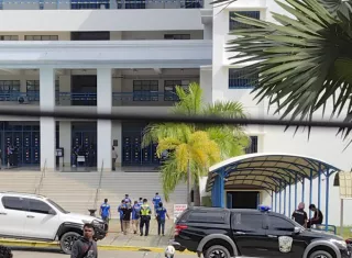 La policía filipina inspecciona el colegio Ateneo de Zamboanga University tras un tiroteo registrado este martes en el recinto. Foto. EFE