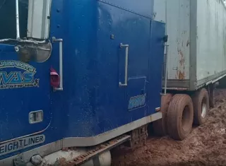 El camión fue abandonado en un camino que pasa detrás del ingenio.  /  Captura de video: CoberturaAquiyAhora
