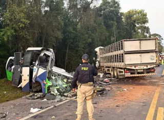 Imágenes del accidente muestran el autobús completamente destrozado, hecho un amasijo de hierros y cristales, y desplazado fuera de la carretera, a pocos metros del camión. Foto. EFE